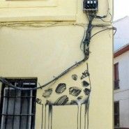 La Jirafa 2.0 del «Niño de las Pinturas» vuelve a su edificio del Realejo en Granada
